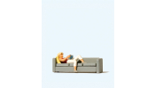 PREISER 28179 Lesende auf Sofa